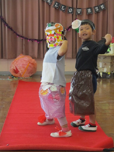 仮装をする年少児