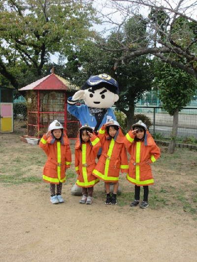 消防服を着る園児