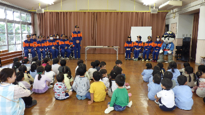 消防の話を聞く園児