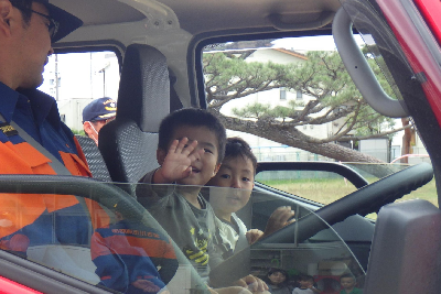 消防車に乗る園児
