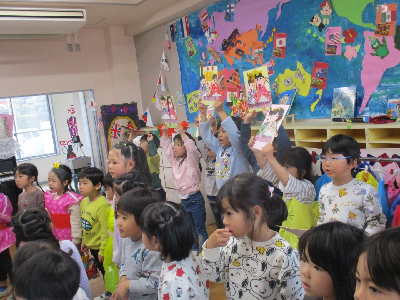 ひなまつりの歌を歌う園児