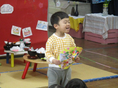 制作を発表する年少児