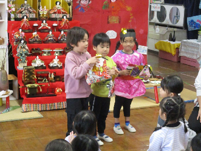 制作を発表する年中児