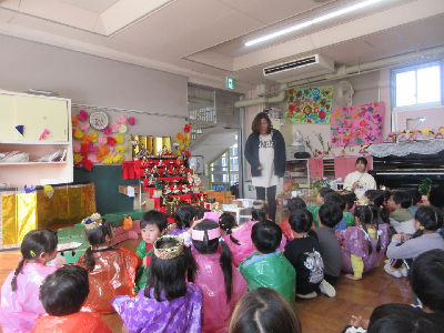 ひなまつりのお話を聞く園児