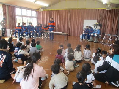消防団の方の話を聞く園児
