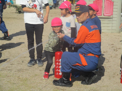 消火器体験をする園児