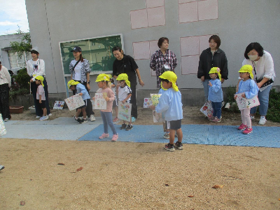 あいさつ運動をするほし組親子