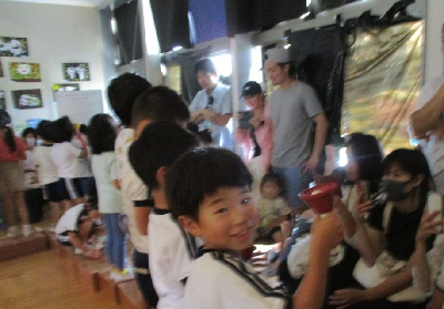 コンサートを開催する年長親子