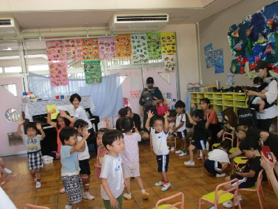 ダンスを見てもらう年少児