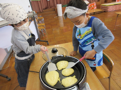 ホットケーキをひっくり返す園児