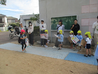 登園してきた園児に挨拶をする年少児