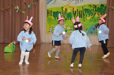 うさぎになりきって遊ぶ年少児