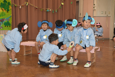 「ねこのおいしゃさん」のお話遊びをする年少児