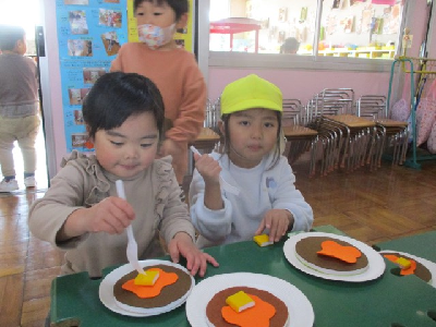 ホットケーキやさんを楽しむ園児