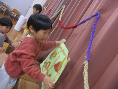 ホットケーキパーティーの飾りつけをする園児