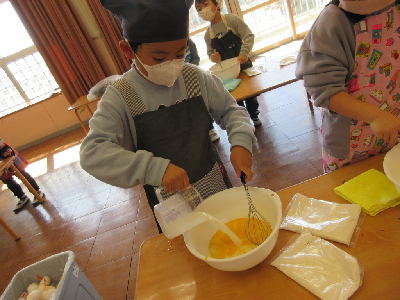 ホットケーキを作る園児