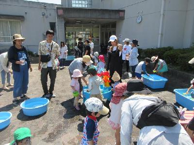 ふれあい保育の水遊び