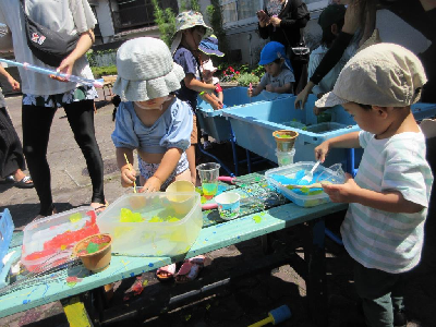 寒天遊びをするふれあい児