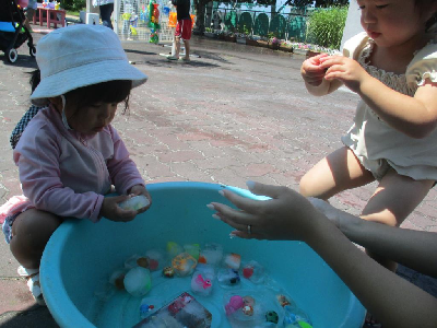 氷遊びをするふれあい児