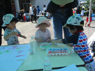 氷絵の具で絵をかくふれあい児