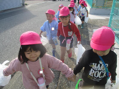 手をつないで芋ほりに行く園児