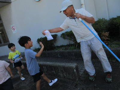 ボランティアの方にお礼をする園児