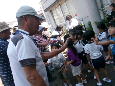 感謝のハイタッチをする園児
