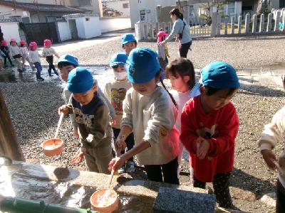 神社で手を洗う園児