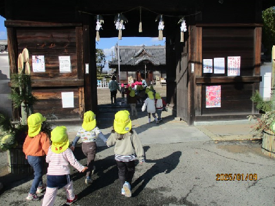 神社にお参りをする園児