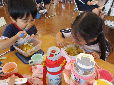 カレーを食べる園児