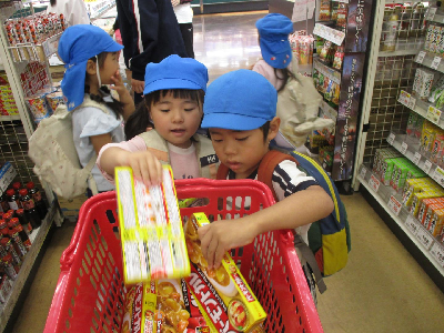 買い物をする園児