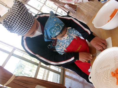 包丁で調理をする園児