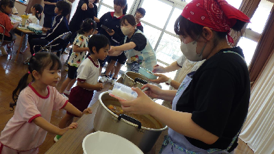 カレーを楽しみにする園児