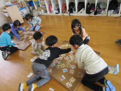 かるた大会に参加する園児