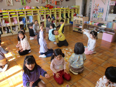 かるた大会に気合十分な年中児