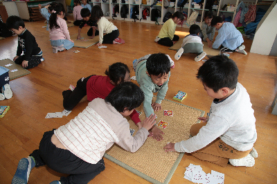かるたで遊ぶ園児