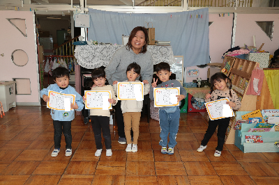 かるた大会で表彰された年少児