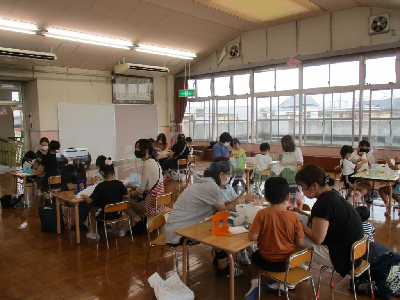 藍染めをする親子