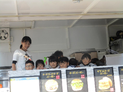 キッチンカーの中に入る年中児
