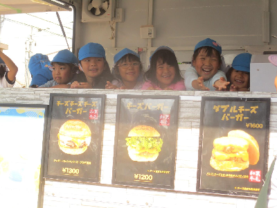 ハンバーガー屋さんになりきる年長児