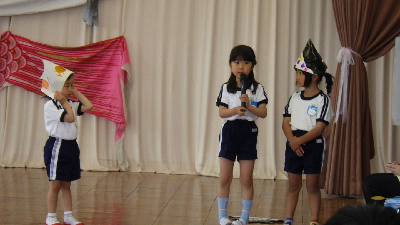 司会をする園児