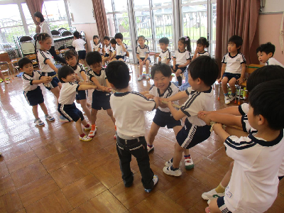 綱引きをする園児