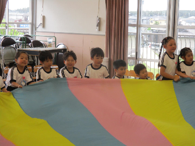 バルーンを楽しむ園児