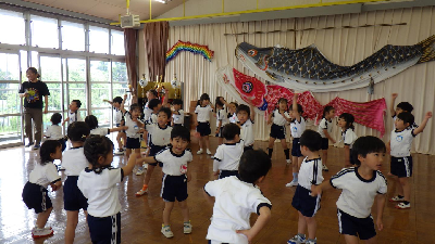 体操をする園児