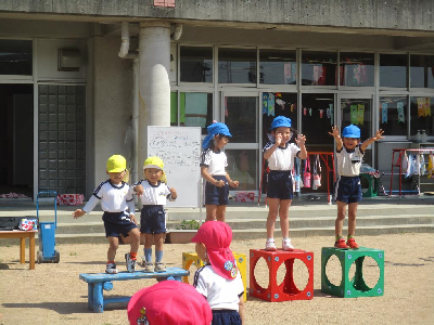 体操の先生をする園児