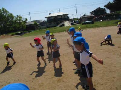 元気に体操をする園児