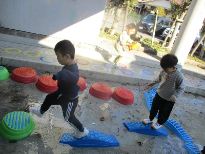 水の上を渡ろうとする園児