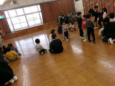 若宮小学校の児童と一緒に遊ぶ園児
