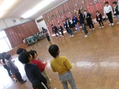 小学生との交流を楽しむ園児