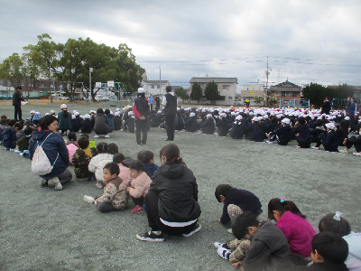 小学校へ避難訓練に行く園児